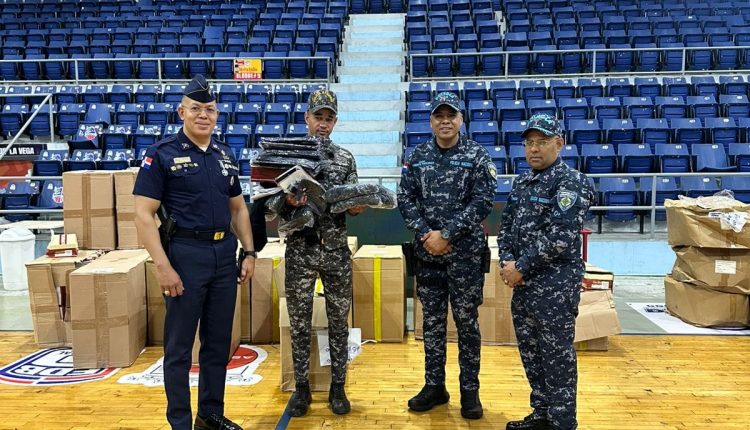 Entrega de uniformes a policías.