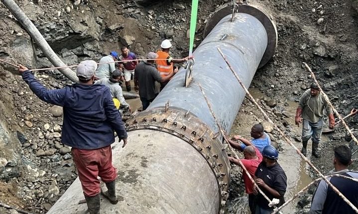 Trabajos de reparación en el Acueducto del Cibao Central.