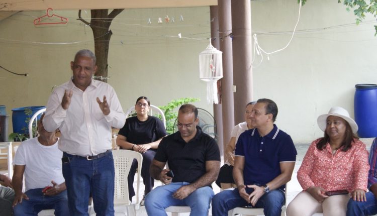 Abel Martínez junto a miembros del PLD en un encuentro en Cambita Garabito, en San Cristóbal.