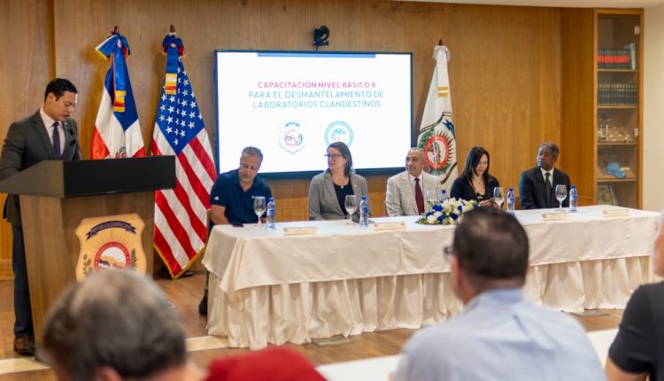 Capacitación de miembros de la DNCD.