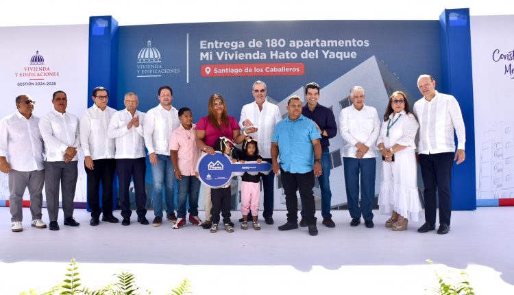 Entrega de viviendas en Hato del Yaque.
