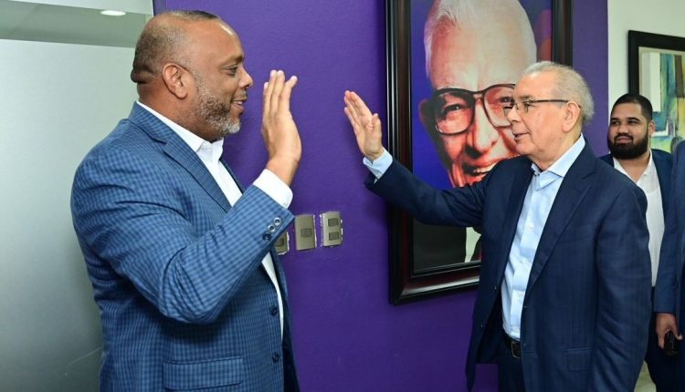 Danilo Medina tom juramento a Luis Henríquez