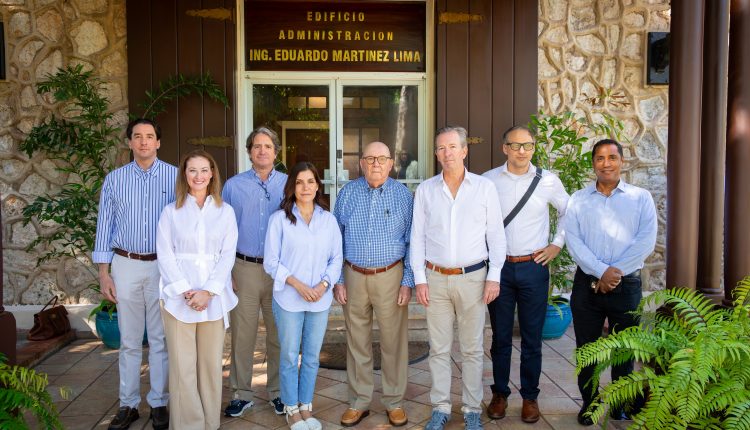 Leah Campos junto a representantes de Embajada y del Central Romana.