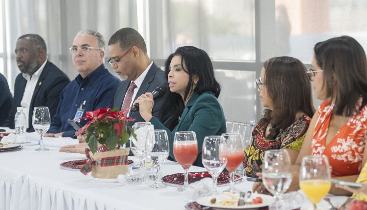 Yeni Berenice Reynoso encabezó encuentro con periodistas por la Navidad,