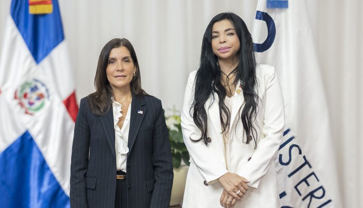 Leah Francis Campos y Yeni Berenice Reynoso.