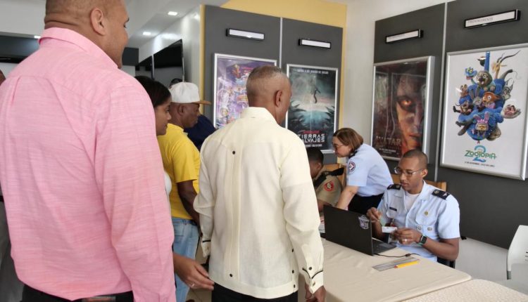 Pensionados militares cuando reciben el pago de sus regalías de Navidad.