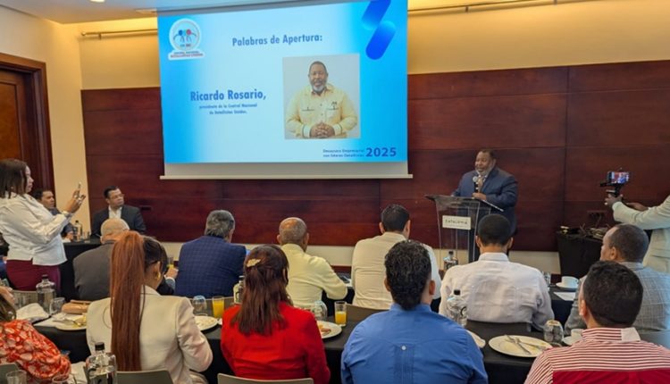 Ricardo Rosario, presidente de la CNDU, habla en desayuno.