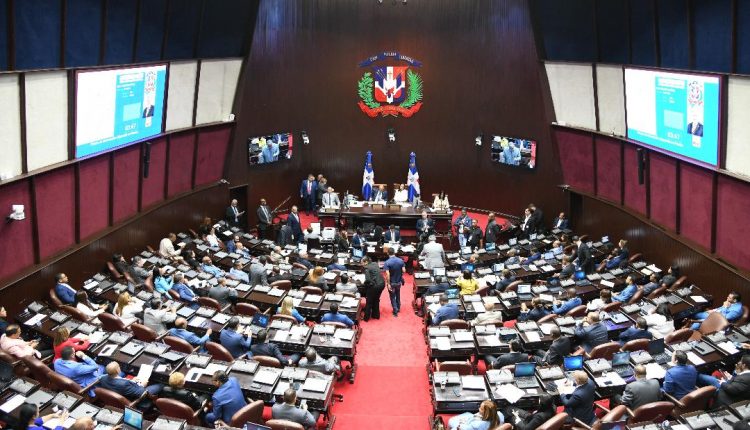 El Pleno de la Cámara de Diputados inició este lunes el conocimiento del proyecto de ley orgánica que instituye el Código Procesal Penal de la República Dominicana, logrando leer íntegramente 331 artículos de 471 que lo componen, en una sesión que se prolongó por más de seis horas. Previo a la lectura del Código, fue leído el informe favorable con modificaciones al proyecto de ley, emitido por la Comisión Permanente de Justicia, que preside el diputado de La Romana, Wandy Batista Gómez, recomendando el voto positivo para su aprobación. En dicho informe, la Comisión explica que durante el estudio de la pieza legislativa recibieron a representantes de la Consultoría Jurídica del Poder Ejecutivo, Suprema Corte de Justicia, Procuraduría General de la República, Defensoría Pública, entre otros actores ligados al tema. En el pleno, tanto la lectura íntegra del texto como los debates son procesos previos a la aprobación o el rechazo de un proyecto de ley. El proyecto de ley fue introducido en el Senado de la República por los senadores Omar Fernández Domínguez, Antonio Manuel Taveras Guzmán, Cristóbal Venerado Castillo y Félix Bautista Rosario, y aprobado en esa a la del Congreso Nacional. Al cerrar los trabajos legislativos, el presidente de la Cámara de Diputados, Alfredo Pacheco, convocó a sesión para mañana martes, a las 10:30 de la mañana, donde el pleno se propone culminar con la la lectura íntegra e iniciar los debates sobre el proyecto de ley orgánica que instituye el Código Procesal Penal.