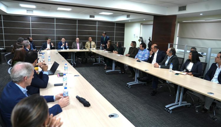 Reunión de autoridades con representantes del comercio organizado.