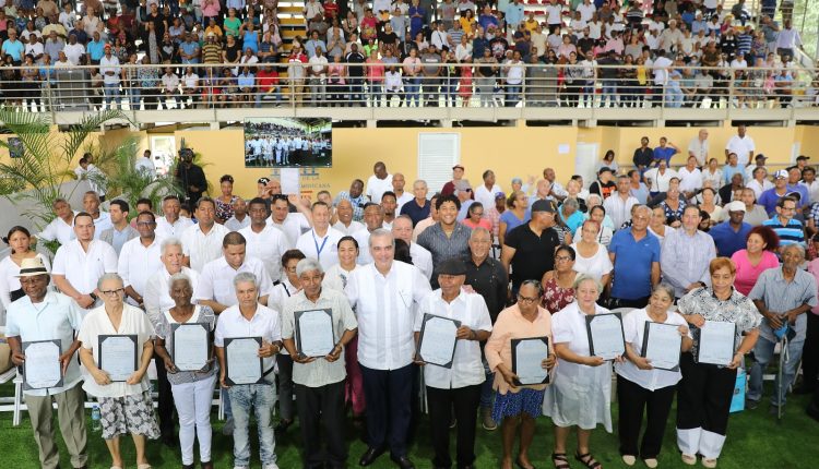 Beneficiados con entrega de títulos.