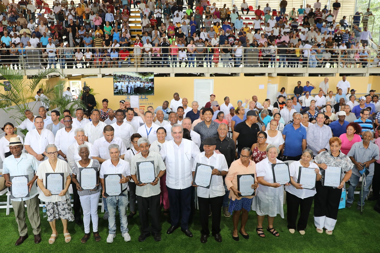 Beneficiados con entrega de títulos.