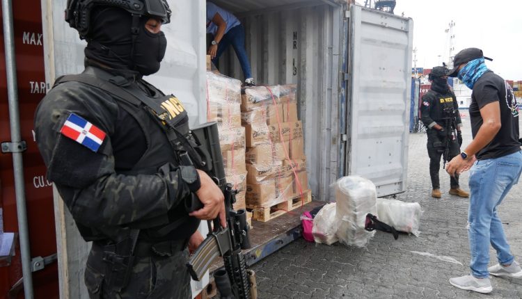 Agentes de la DNCD en operativo en el AILA.