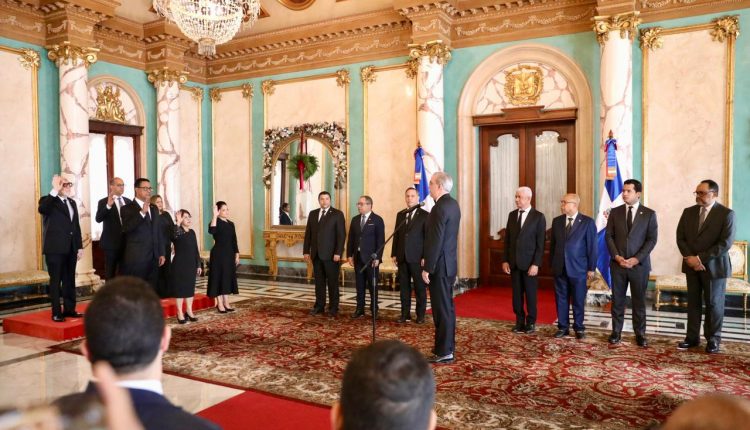 Abinader toma juramento a nuevos jueces de la Suprema Corte.