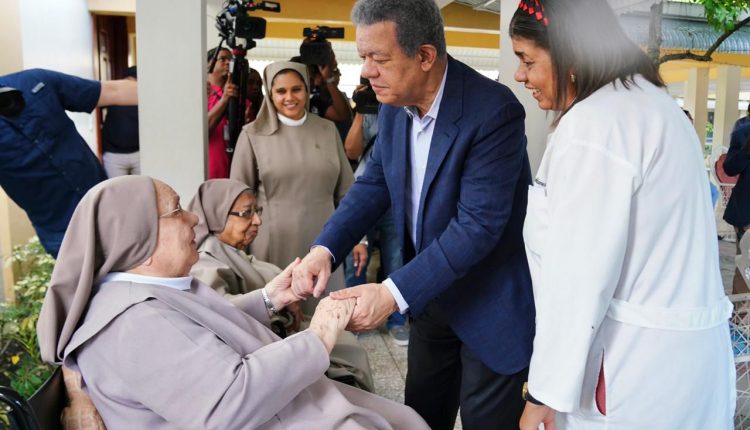 Leonel Fernández durante donación de alimentos.