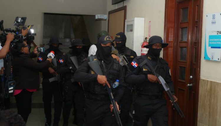 Santiago Hazim cuando era conducido a audiencia por el caso de Senasa.