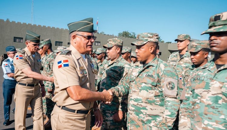 Fernández Onofre saluda soldados en recorrido.