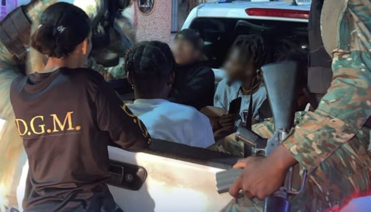 Detenidos por Migración.