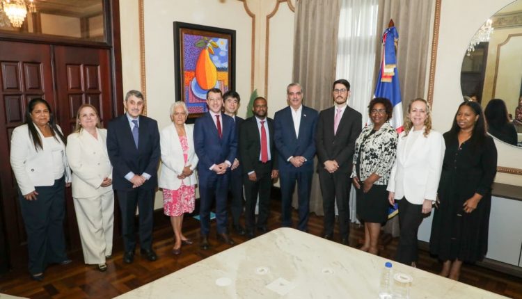 Luis Abinader y representantes del Banco Mundial.