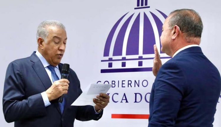 Andrés Bautista toma juramento a Oliveiro Espaillat.