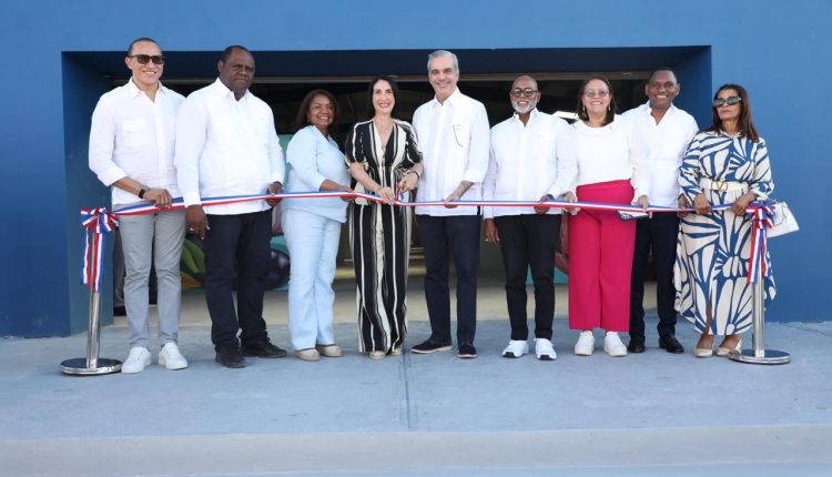 Corte de cinta para mercafo de Las Matas de Farfán.