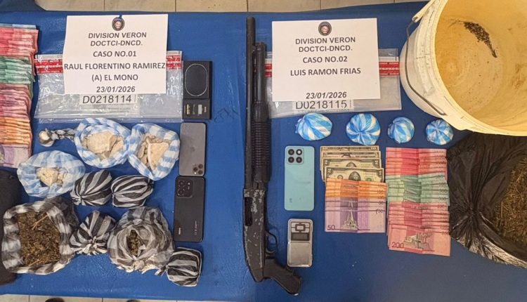 Dinero y droga incautados a dos detenidos.