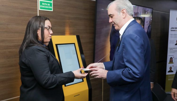 Abinader cuando recibe la p imera cédula de identidad y electoral.