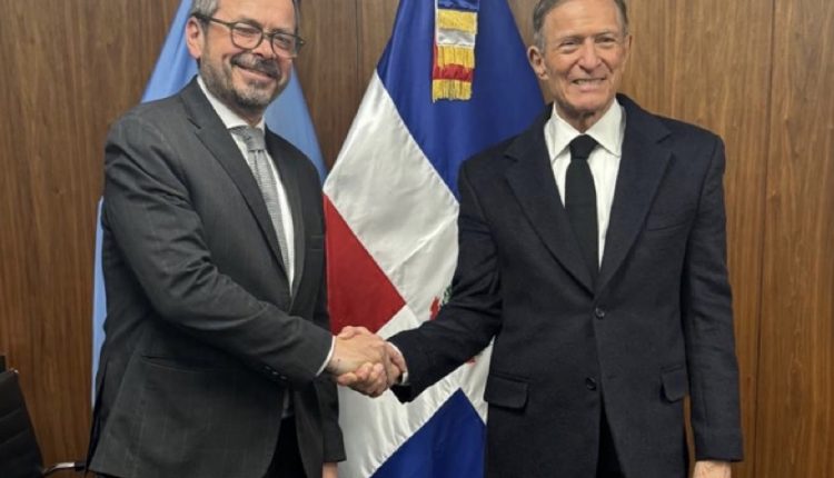 Roberto Álvarez reunido por crisis haitiana.