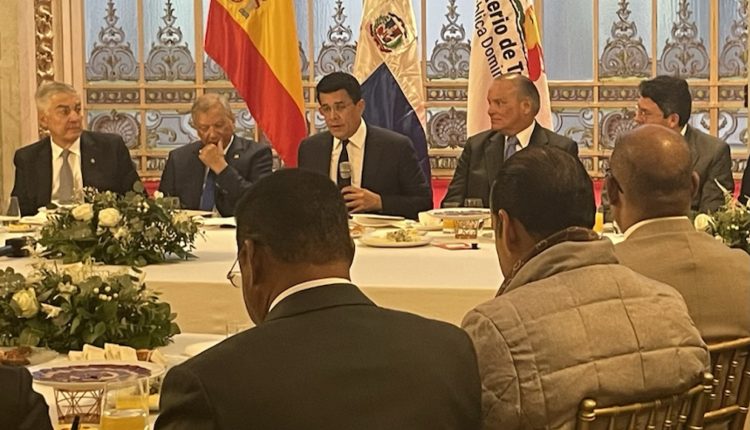 David Collado junto a representantes de los bancos privados.