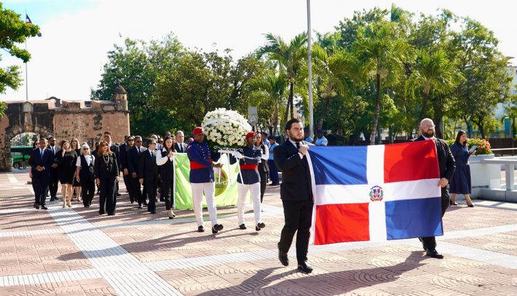 Ofrenda floral del Tribunal Superior Electoral.