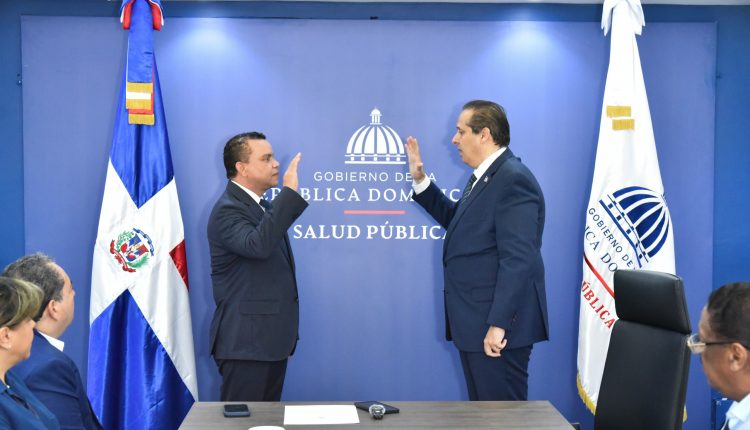 Atallah toma juramento a Landrón.