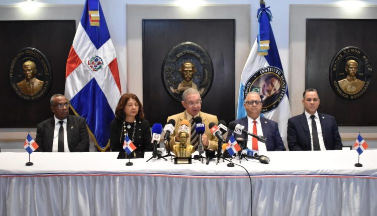 Wilson Gómez y otros directivos del Instituto Duartiano.