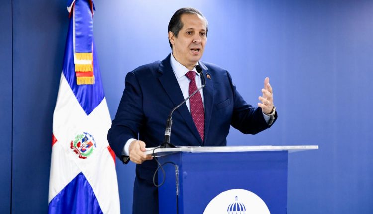 Víctor Atallah, ministro de Salud.