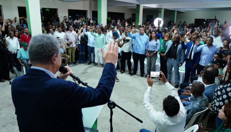 Leonel Fernández juramenta nuevos miembros en Fuerza del Pueblo.