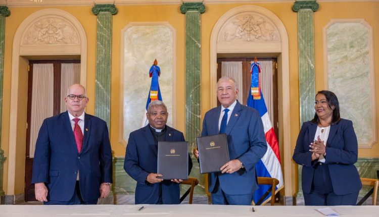 Representantes del Gobierno y de Ucateba.