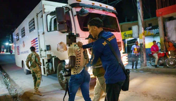 Detenidos indocumentados por Migración.