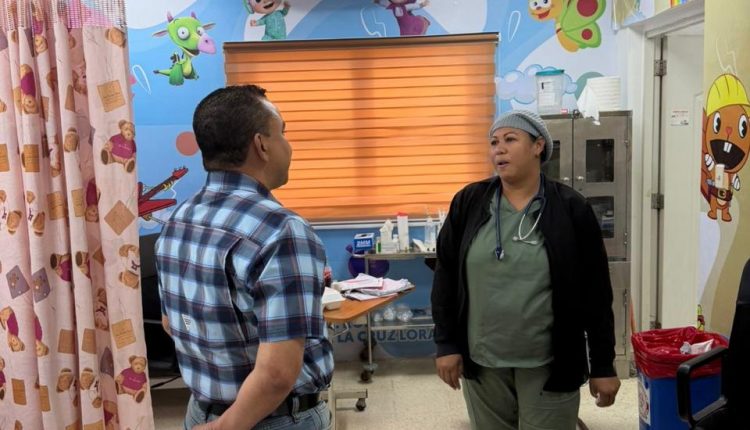 Visita sorpresa de Julio Landrón en el hospital Ramón de la Cruz Lora.
