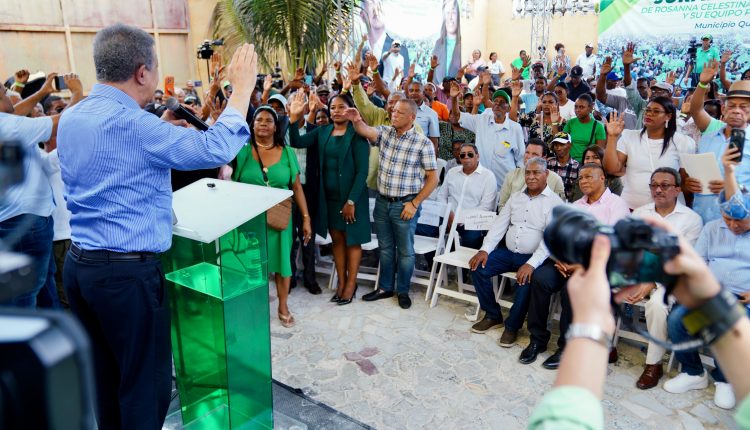 Leonel Fernández juramenta nuevos miembros en la Fuerza del Pueblo.