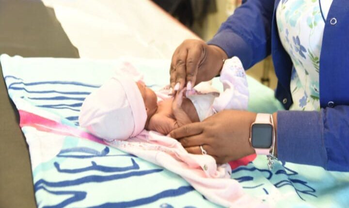 Atención de infantes en hospital.