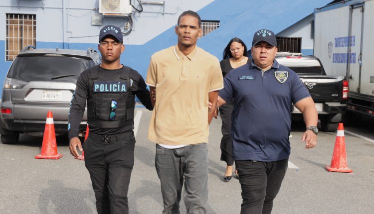 Christofer Esmarlin Quezada Castillo cuando se entrega.