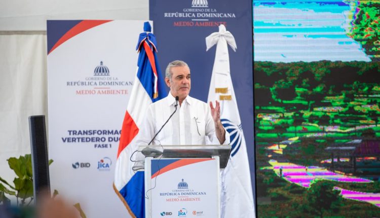 Abinader habla en acto sobre la transformación del vertedero Duquesa, en Santo Domingo Norte.