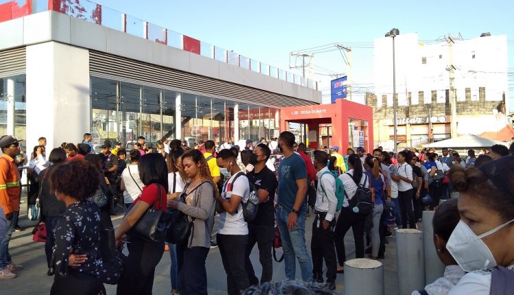 Caos en paradas del Metro de Santo Domingo.