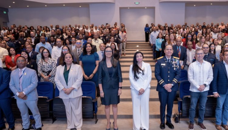 Procuraduría Yeni Reynoso encabezó capacitación de fiscales.