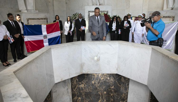 El director ejecutivo de Pro Consumidor, Eddy Alcántara, en la ofrenda floral en el Altar de la Patria