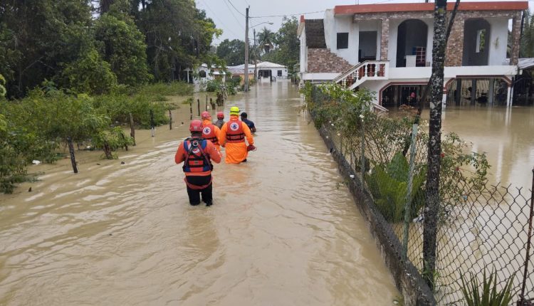 Miembros de la Defensa Civil en rescate por las lluvias.