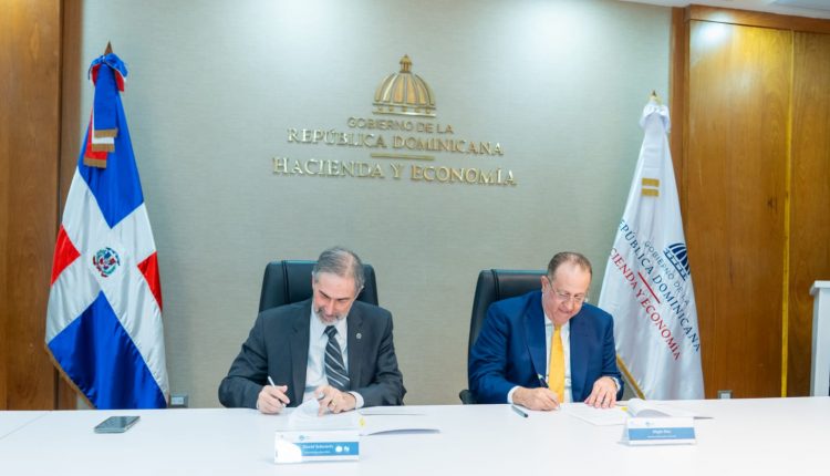 Firma entre representantes de FIBA y Ministerio de Hacienda.