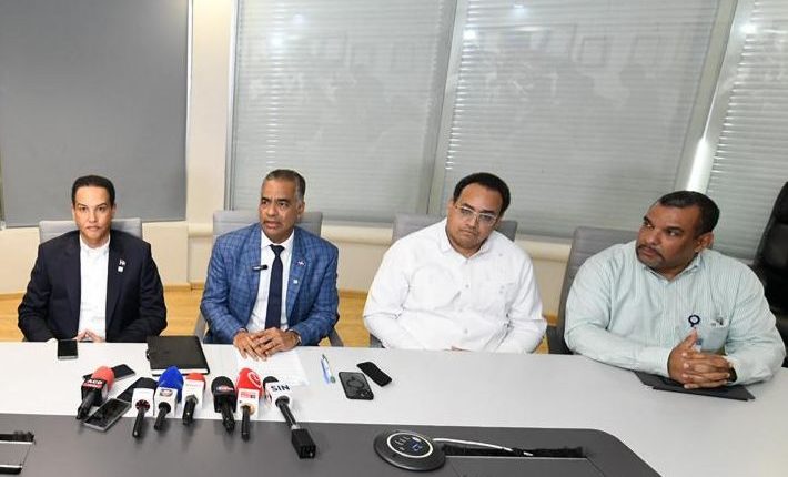 Funcionarios del secor eléctrico del Gobierno.