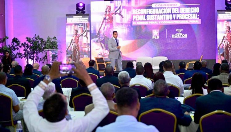 José Dantés Díaz participó en coloquio sobre Derecho Penal.