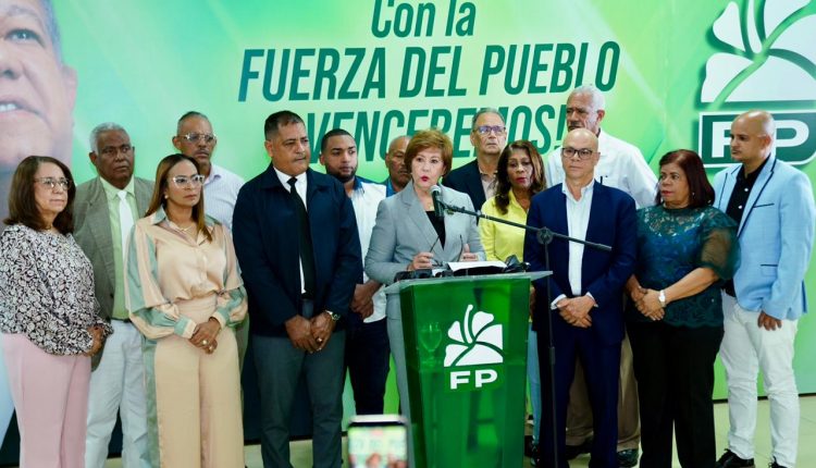 Josefina Pimentel y dirigentes de Fuerza del Pueblo fijan posición sobre situación educativa.