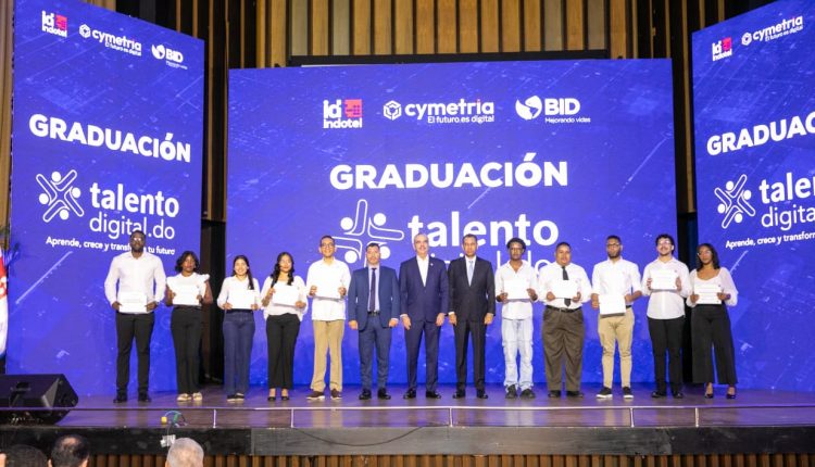 Luis Abinader mientras encabeza graduación de jóvenes.