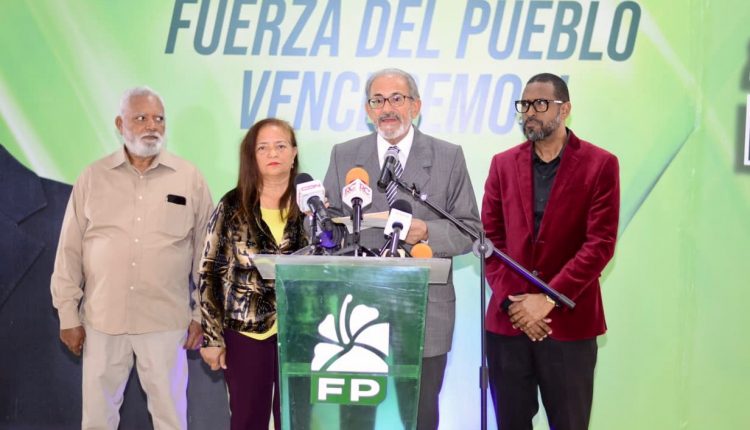 MIembros de la Secretaría de Medio Ambiente de Fueza del Pueblo.